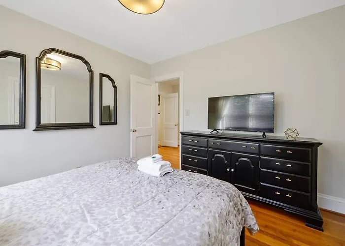 Center St Retreat - 1 Block From Downtown!