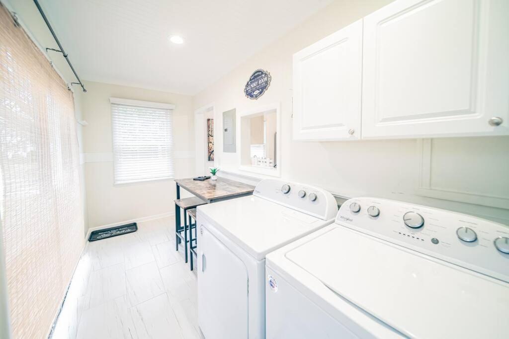 Center St Retreat - 1 Block From Downtown! Holiday home Apex