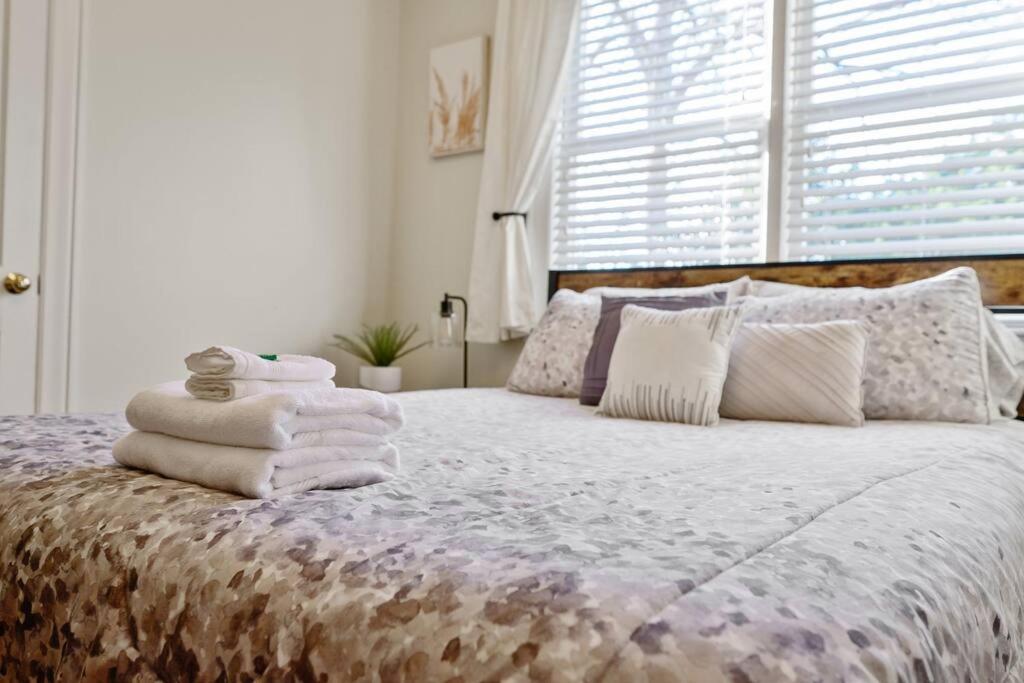 Center St Retreat - 1 Block From Downtown! Holiday home *
