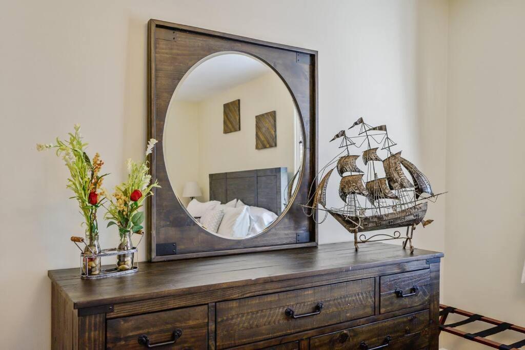 Center St Retreat - 1 Block From Downtown! Holiday home *