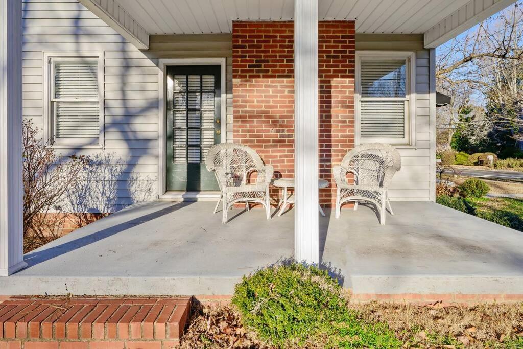 Center St Retreat - 1 Block From Downtown! Apex