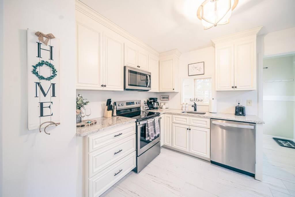 Center St Retreat - 1 Block From Downtown! Holiday home Apex