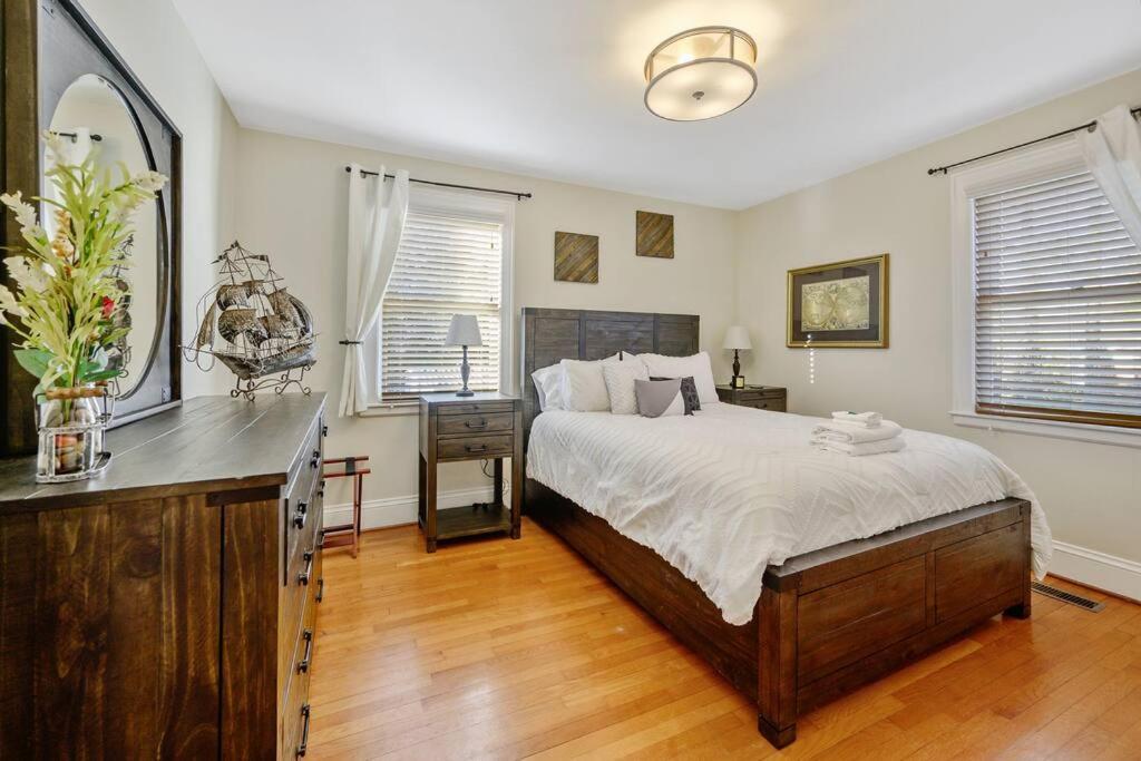 Center St Retreat - 1 Block From Downtown! Holiday home *