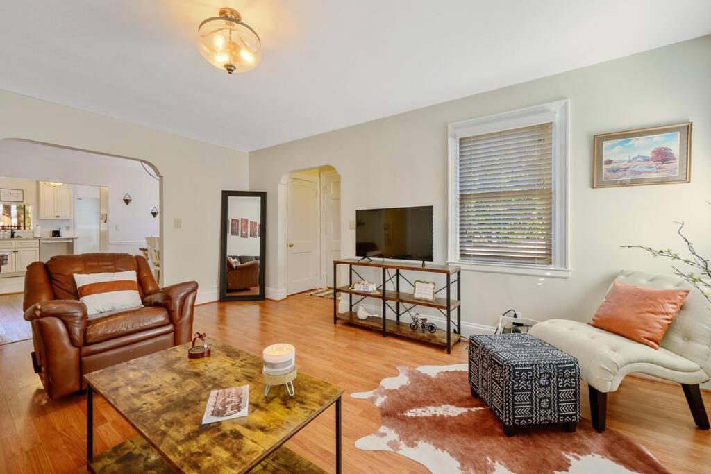 Center St Retreat - 1 Block From Downtown! Holiday home *