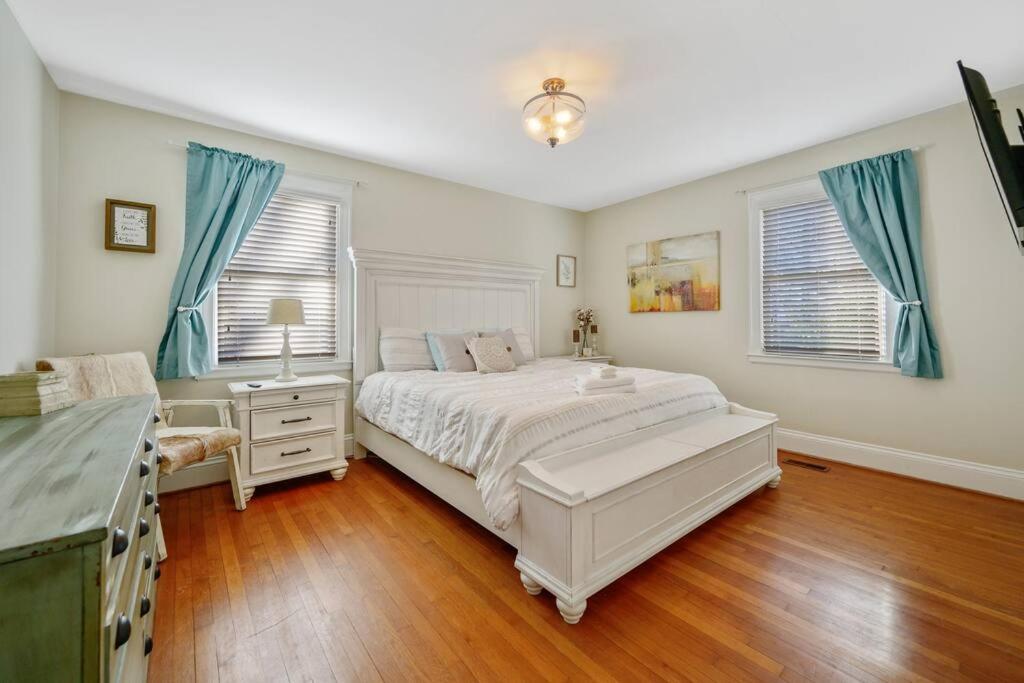 Center St Retreat - 1 Block From Downtown!