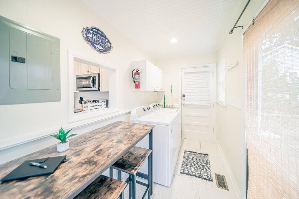 Center St Retreat - 1 Block From Downtown! *